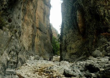 Samaria- wysokie skały w najwęższym punkcie wąwozu