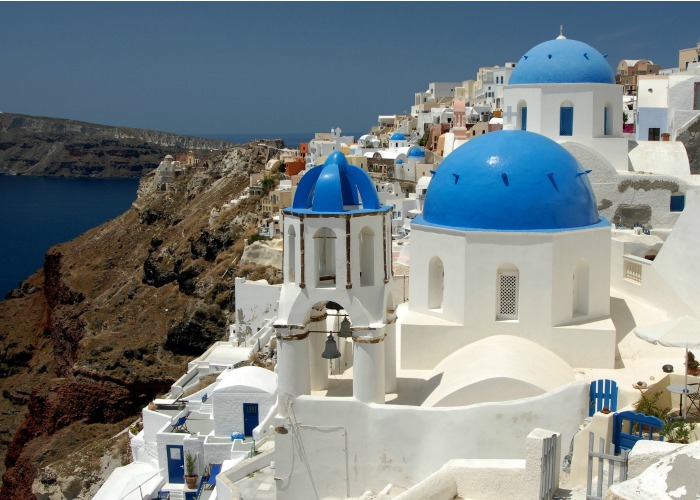 Santorini- białe kościoły z niebieskimi kopułami