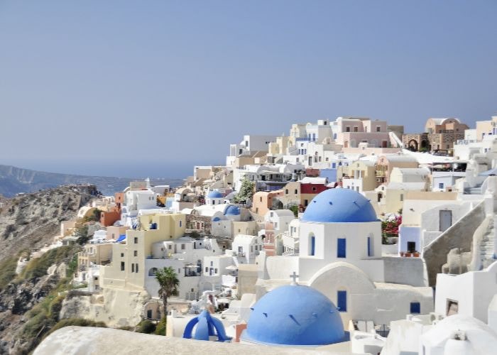 Santorini- białe koścoły z niebieskimi kopułami
