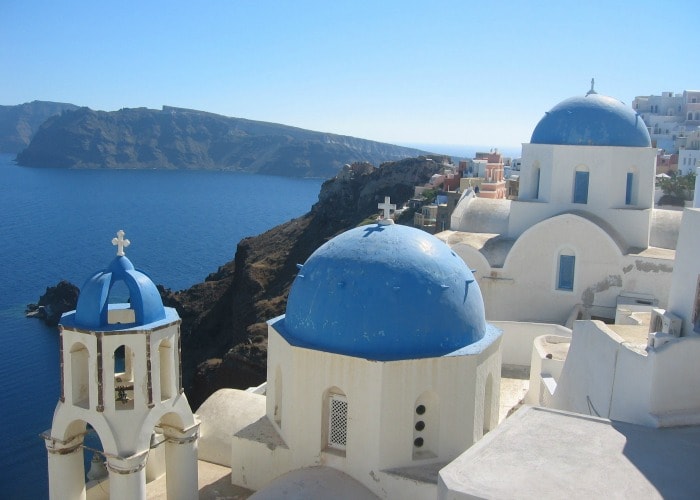Santorini- białe kościoły z niebieskimi dachami