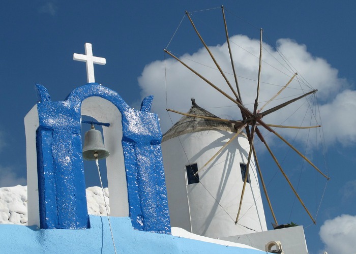 Santorni- kościół z dzwonnicą i wiatrak